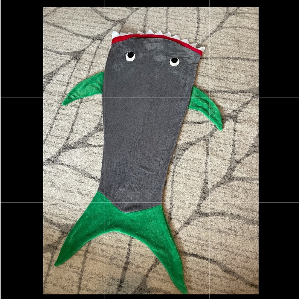 Blankie Tails Original - Shark (Youth)